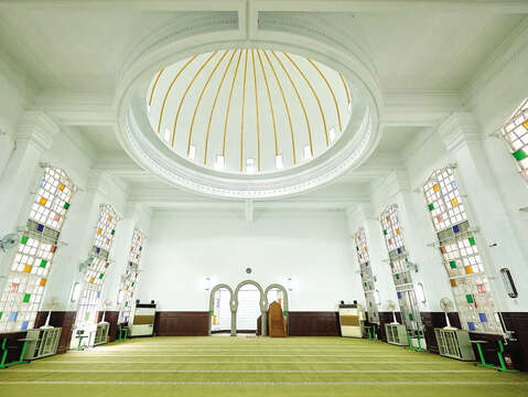 With its 15-meter-high roof, Taipei Grand Mosque offers a solemn atmosphere as people enter. (Photo/Yenyi Lin)