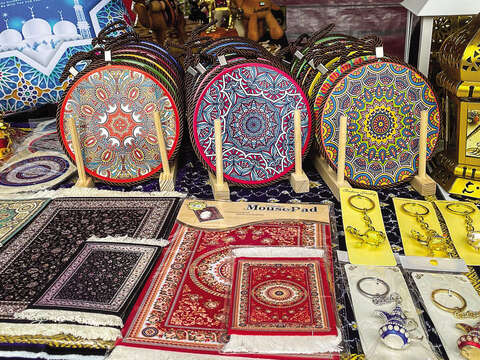 ​​​​​​The distinctive patterns of Muslim culture bring an exotic allure to a living space. (Photo/Dubai Palace)