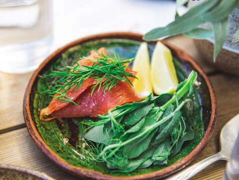 Li points out that salmon and dark green vegetables are rich in nutritional value and are suitable for everyday dishes. (Photo/Josh Bean)