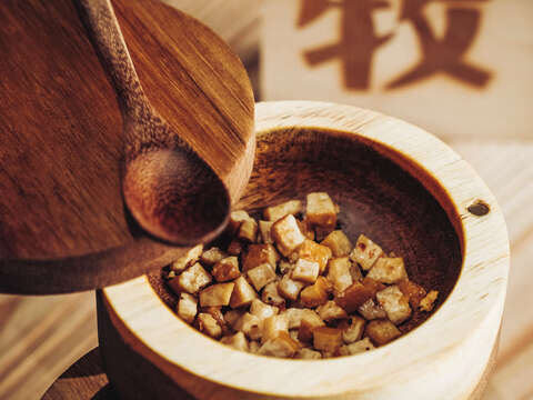 「Embers」の「拾八豆」は、各種の豆製品をベースに、ブヌン族の料理の多様性を表現しています。