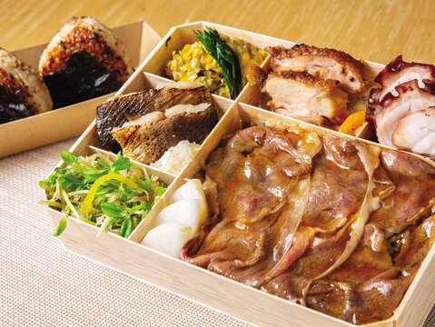 シャーウッド台北では新型コロナウイルスの感染拡大を受けて、台北内での飲食サービスを停止し、テイクアウトできる豪華なお弁当の販売を始めました。(写真/シャーウッド台北)