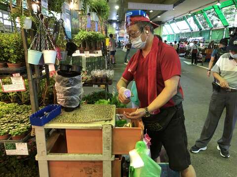花市攤商進行現金收付消毒