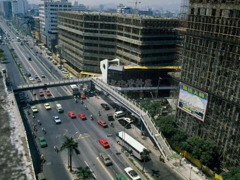 1979年南門市場配合臺北市各行政區籌建行政大廈計畫而進行拆建(照片來源：國家文化資料庫)