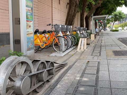 目前在羅斯福路五段與景隆街交叉口處附近留有萬新鐵路意象。