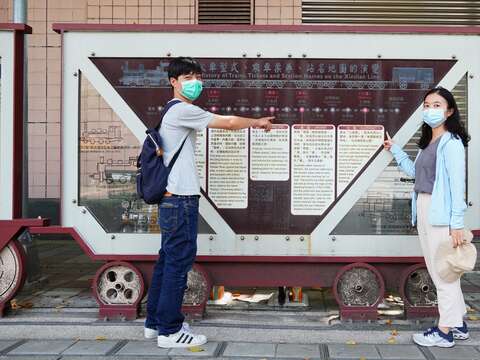 目前在羅斯福路五段與景隆街交叉口處附近留有萬新鐵路意象說明看牌。