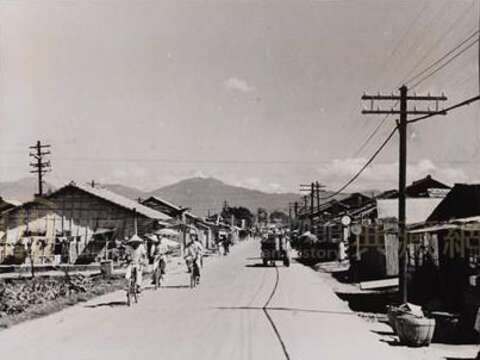 美援道路紀錄-羅斯福路四段拓築工程完工後 (照片來源：臺灣歷史博物館典藏網)。