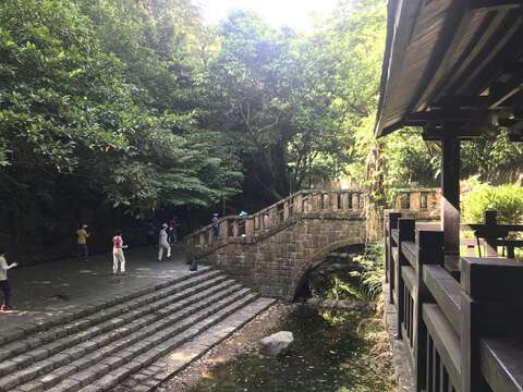 虎山溪畔親水平臺是休憩的好地方