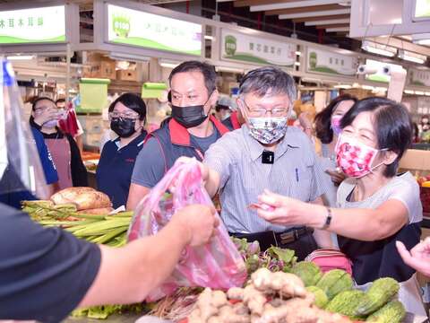 Mayor and mayoral first lady shopping at Huannan Market.