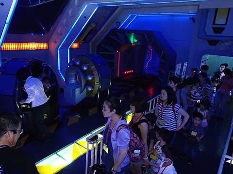 幼兒親子團體搭乘天文館宇宙探險軌道車