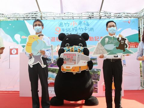 北市觀傳局大力推廣北投、陽明山觀光，邀請民眾搭乘台灣好行~北投-竹子湖線出遊(右2觀光傳播局沈永華專門委員、左2交通部觀光局陳淵楠科長、右1台北市溫泉協會周水美理事長、左1大南汽車宋成章副總經理)。
