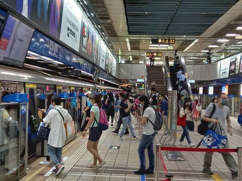 Crowds taking the MRT