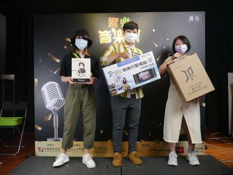響樂音樂祭歌唱比賽獲獎選手，由左至右分別為第二名 李以樂、第一名高振梅、第三名 林芸卉