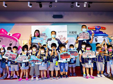 台北市蔡炳坤副市長、觀傳局李麗珠副局長、文化局蔡宗雄局長與市府幼兒園小朋友一同與波力、安寶合影