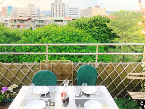 在家用餐也要有儀式感，網友劉彥廷利用宅家時間，把陽台升級大改造，浪漫佈置彷彿坐在巴黎街頭。-（圖／劉彥廷提供）