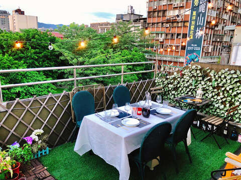 在家用餐也要有儀式感，網友劉彥廷利用宅家時間，把陽台升級大改造，浪漫佈置彷彿坐在巴黎街頭。（圖／劉彥廷提供）