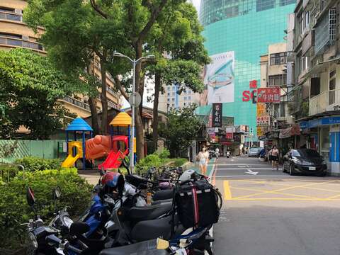 疫情前總是穿梭在各個巷弄間服務長輩，因疫情的暫時別離，卻成了一輩子無法再探訪相見的遺憾。（圖／高琪鈞提供）