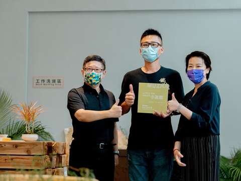 黃副市長、林崇傑局長共同授贈木柵小茶館予木柵青農張元溥