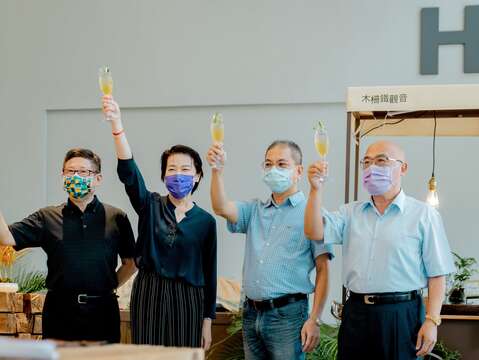 黃副市長、林崇傑局長、木柵區農會許理事長、台北市農會翁理事長舉杯祝展期活動順利