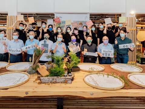 黃副市長及與會長官與木柵青農開心合照