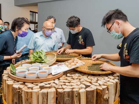 聚集觀看木柵青農挑茶梗