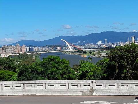 圓山大飯店周邊眺望基隆河及南港山系山景,視野開闊