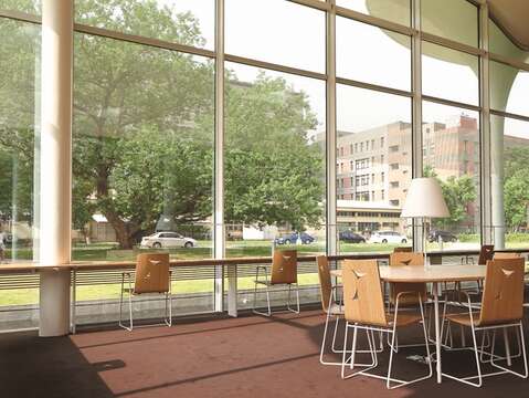 With natural light shining through, Koo Chen-Fu Memorial Library offers a comfortable and quiet place to read.