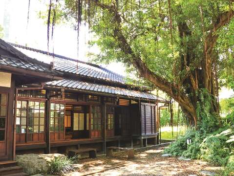 There is plenty of shade in Kishu An’s outdoor space, which is suitable for a leisurely walk in autumn.