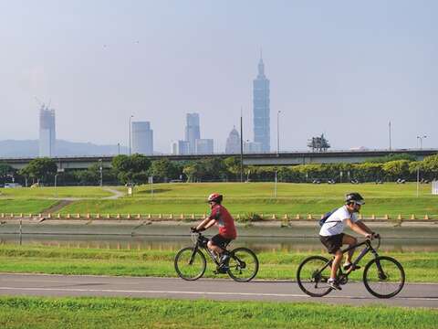 There are always many cyclists who ride along the riverside paths in Taipei to release stress. (Photo/Yenyi Lin)