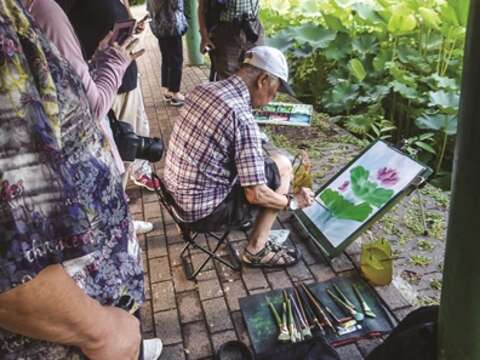 園内の蓮の池付近には、写生を趣味とする人たちが多く集まっています。(写真/Yenping Yang)