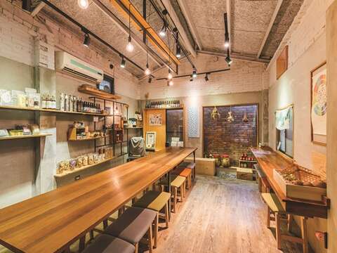 Taiwan Rice Dining Hall not only offers home-cooked dishes, but also sells locally grown produce from all around Taiwan.