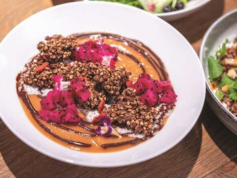 Featured in vegan and raw food, Plants is one of the most popular green restaurants in Taipei.