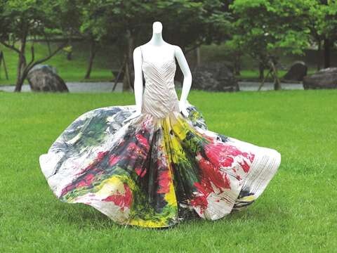 Cooperating with a fashion designer, Ko printed her art on dresses.