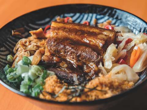 Soy-stewed pork rice at HiBoRu is cooked with bourbon, bringing a tender texture to the meat and the unmistakable aroma of whiskey.