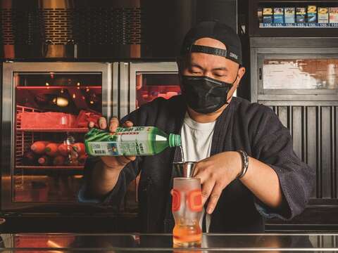 Making Taiwanese Flavored Cocktails with Little T.