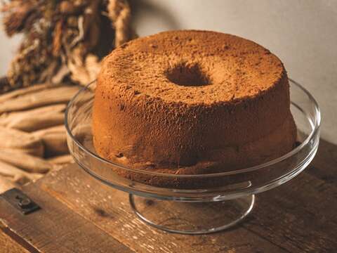 小麦粉の代わりに赤もち米を使ったケーキは、米独自の香りとしっとりとした食感が特徴です。