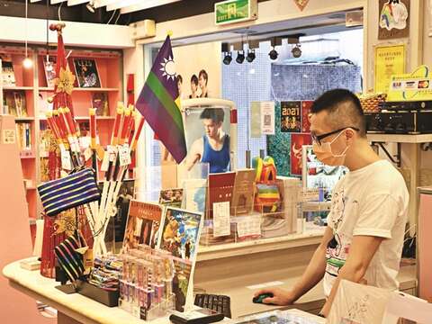 店長の楊平靖氏は多角化した経営の中で、LGBTQIA+コミュニティの多様性を紹介しています。