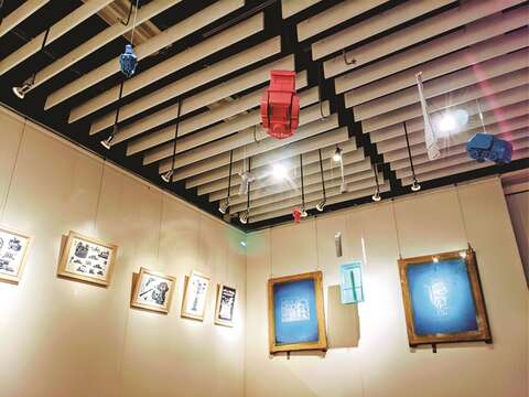 晶書店内にあるギャラリー空間には、不定期でLGBTQIA+のアーティストが制作した作品を展示しています。(写真/晶晶書店)