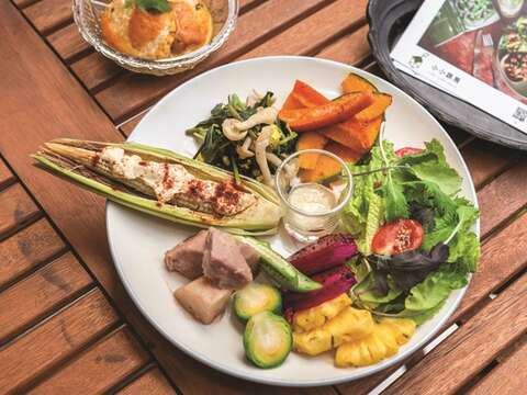 小小蔬房では新鮮な野菜と果物を使い、食材本来の味を引き出した料理を提供しています。
