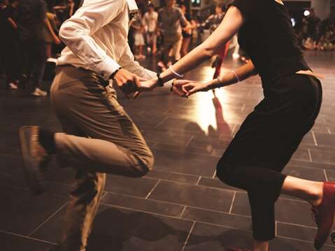 スイングの活気に満ちたステップとジャズの音楽は、ダンサーたちの間で化学反応を起こします。(写真/Swing Taiwan)