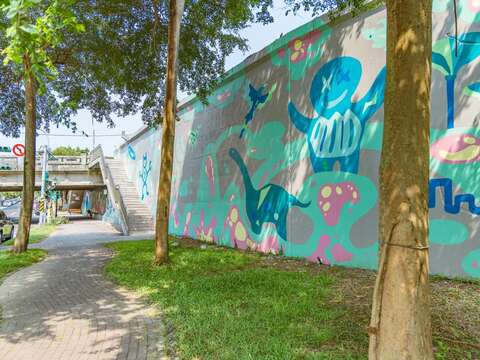 台北市の河川敷　壁画芸術でインスタ映えスポットに