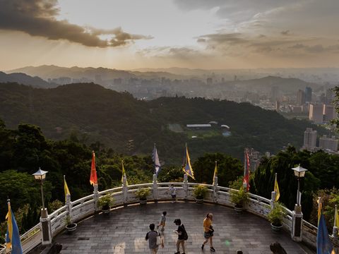 指南宮純陽寶殿前眺望台北城市景觀