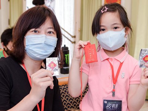 木柵青農指導大小朋友DIY鐵觀音茶御守