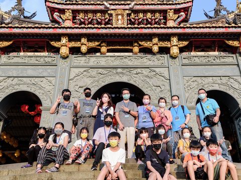 民眾在指南宮體驗三貓的在地宗教文化