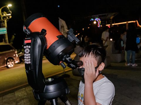 臺北市天文館專業老師帶領民眾探索星空