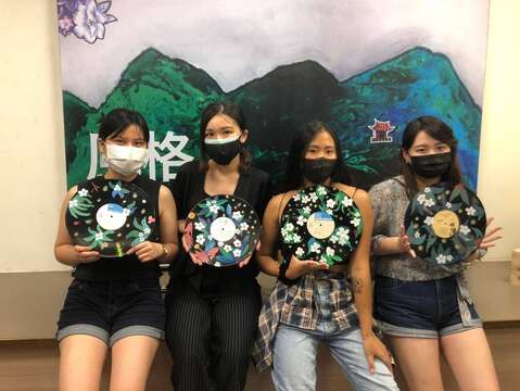 利用黑膠唱片創作出作品