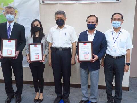 Mayor Ko with the representatives of bus companies