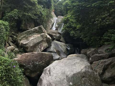 圓覺瀑布兩道水流從大岩壁上傾瀉而下下方堆積許多大岩塊民眾喜愛在旁打坐