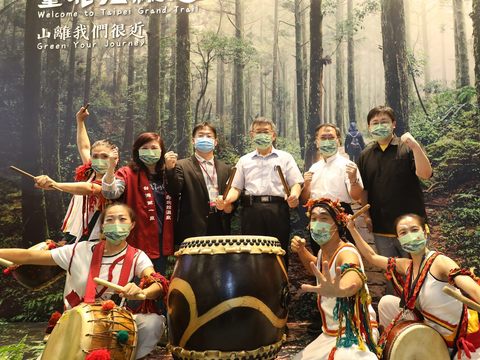柯文哲市長敲響台北大縱走山林之鼓為台北館揭開序幕.JPG