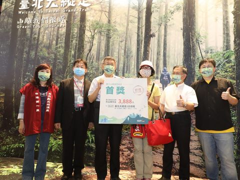 柯文哲市長抽出台北山離我們很近大獎與幸運民眾合影.JPG
