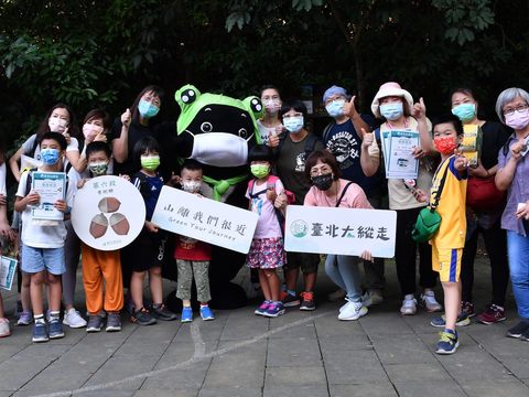 臺北大縱走7 1系列活動第一場「富陽三寶變變變」，於富陽自然生態公園舉辦，帶領將近150位民眾探索臺北大縱走，完成後由觀光傳播局李麗珠副局長頒發完成證書與登山扣環。.JPG